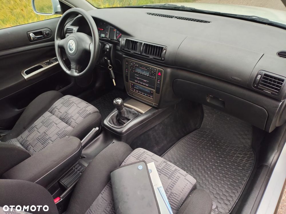 Volkswagen Passat 1.9 TDI Highline - 10