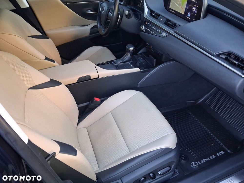 Lexus ES 300h Business Edition + - 23
