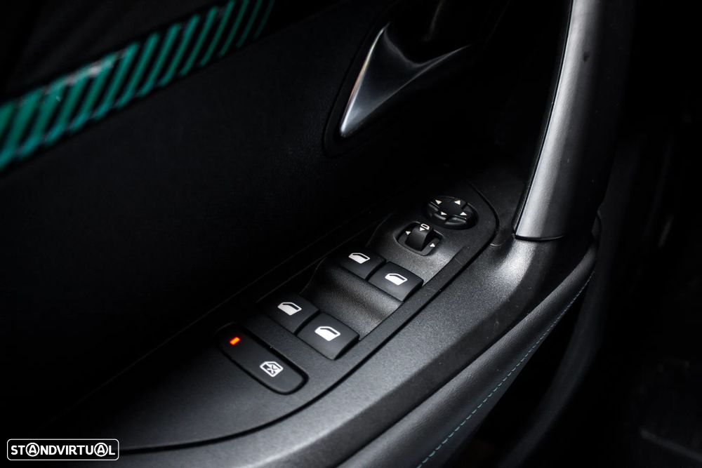 Peugeot e-2008 Allure - 19
