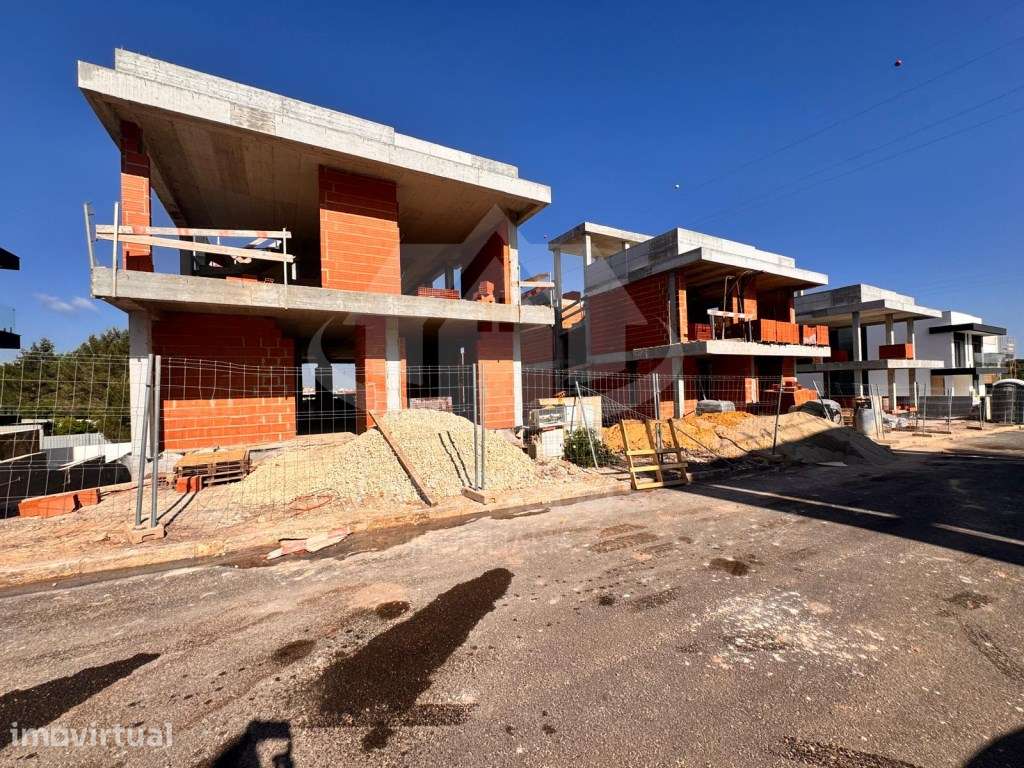 Moradia isolada T4 com 3 pisos, nos Terraços du Moulin, Vialonga - Grande imagem: 4/13