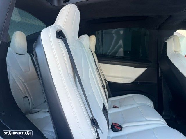 Tesla Model X - 20