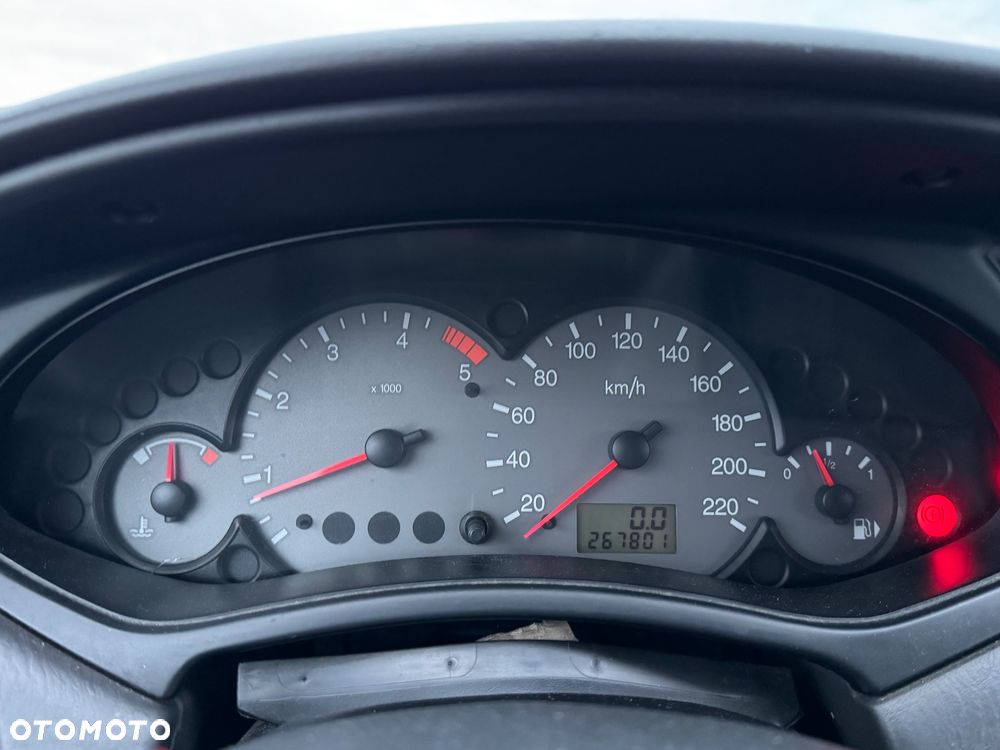 Ford Focus 1.8 DI Futura - 8