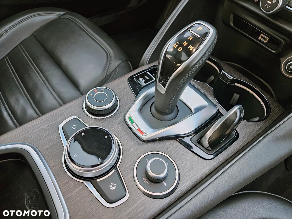 Alfa Romeo Giulia 2.0 Turbo 16V AT8-Q4 Veloce - 10
