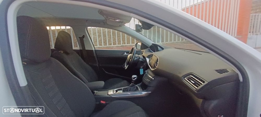 Peugeot 308 1.2 PureTech Allure J18 - 18