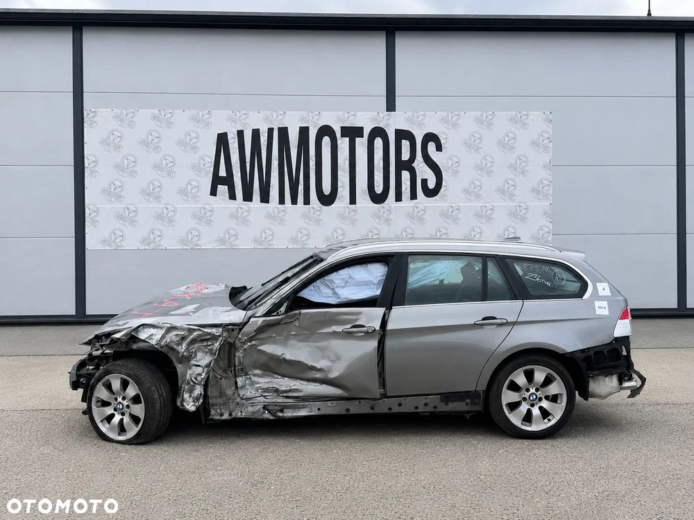 BMW 3 2011 *SAMOCHÓD NA CZĘŚCI* 885 N SPACEGRAU METALLIC (A52)  MASKA, LAMPA, DRZWI, LUSTERKO, ZDERZAK, GRILL, BŁOTNIK, KLAPA, BELKA, DESKA, FOTELE, KANAPA, ĆWIARTKA KIEROWNICA, TARCZE, ZACISKI, ZAWIESZENIE, KOMPLETNY PRZÓD, KOMPLETNY TYŁ, LICZNIK, ZEGARY, PRAWE LEWE PRZÓD TYŁ - 3
