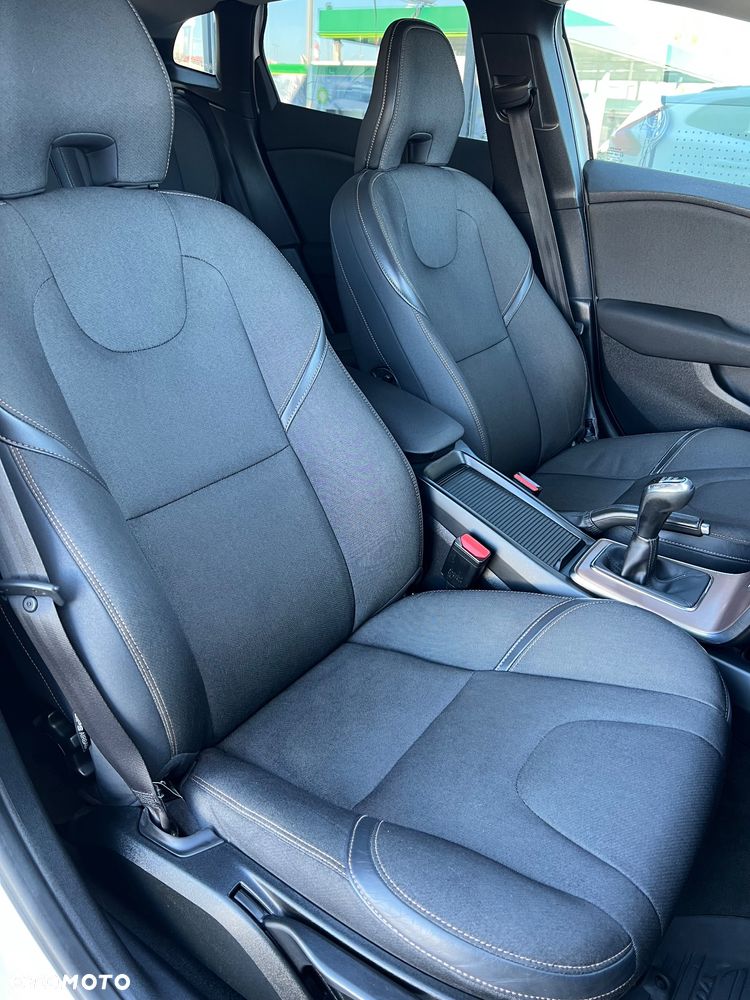 Volvo V40 D4 Momentum - 19