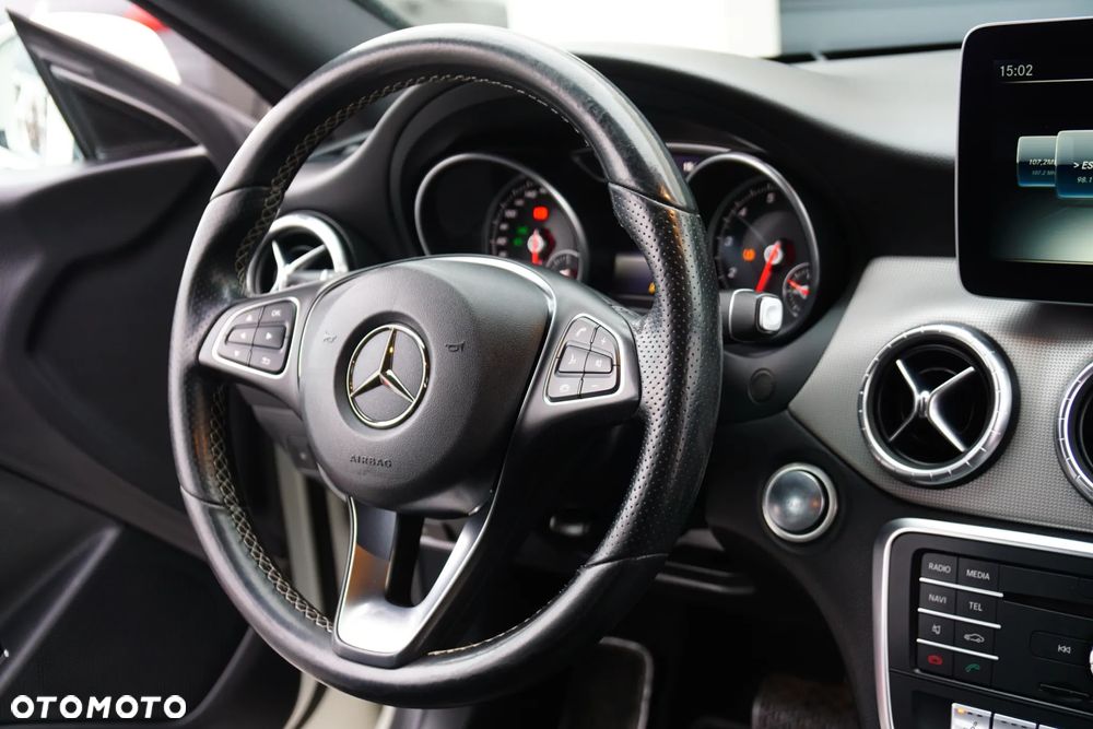 Mercedes-Benz CLA 180 7G-DCT UrbanStyle Edition - 36