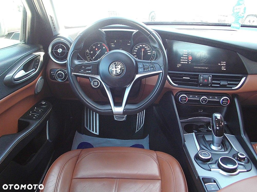 Alfa Romeo Giulia 2.2 AT8 Business - 22