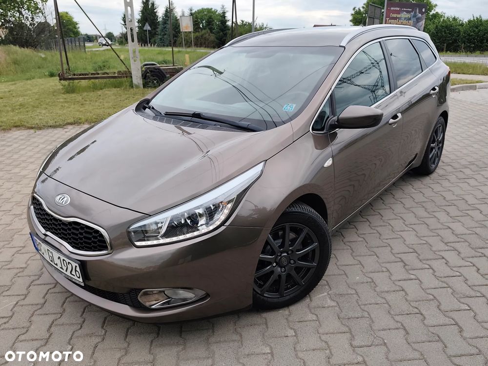 Kia Ceed 1.6 CRDi 128 Fifa World Cup Edition - 1
