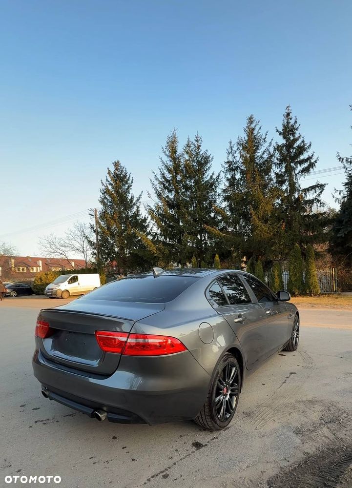 Jaguar XE 2.0 T Prestige - 8