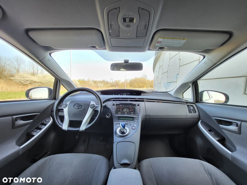 Toyota Prius (Hybrid) - 16
