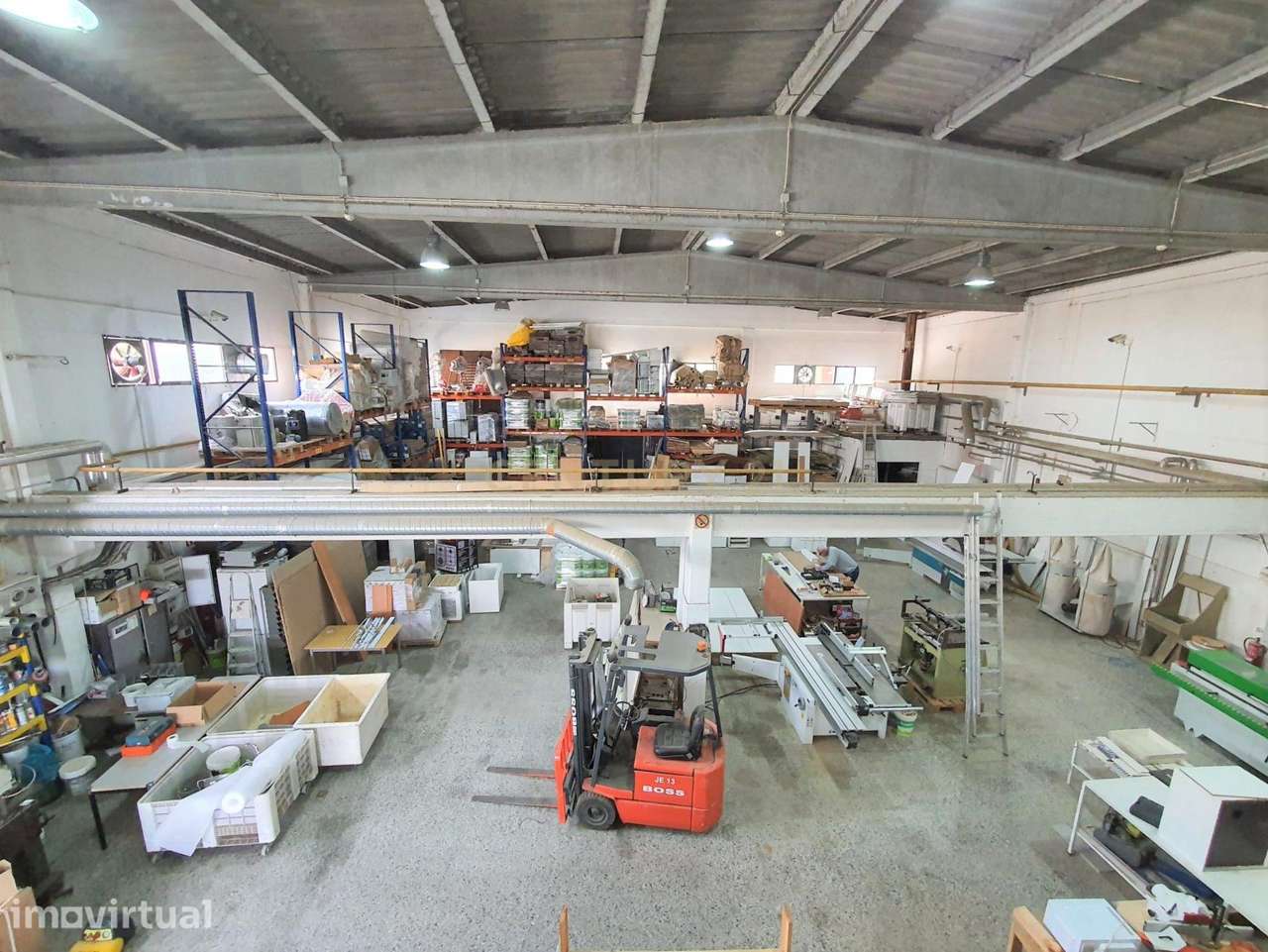 Armazém inserido em lote de 966m2 e implantação de 404m2 no Parque Ind - Grande imagem: 3/18