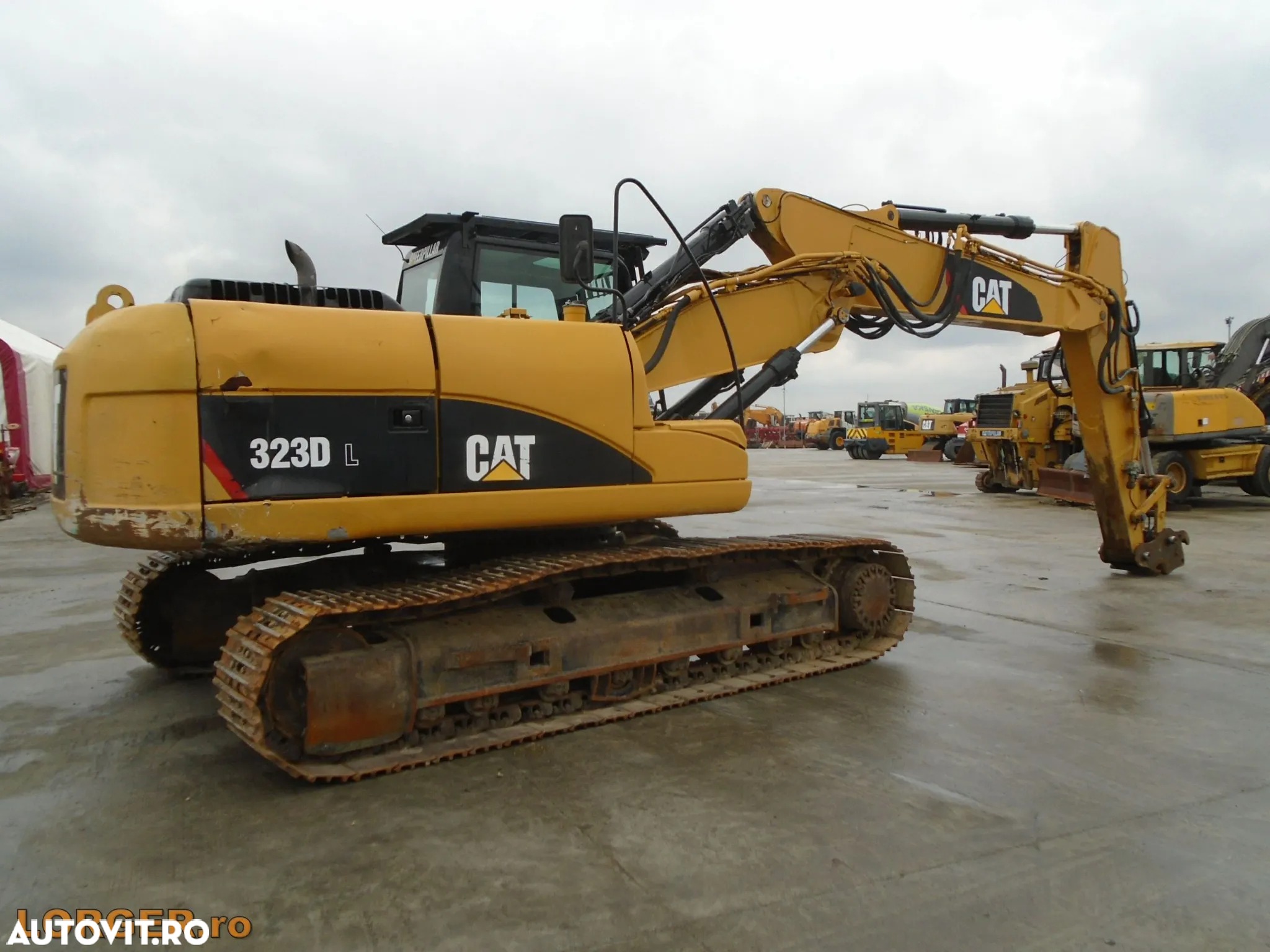 Cat 323D - 3