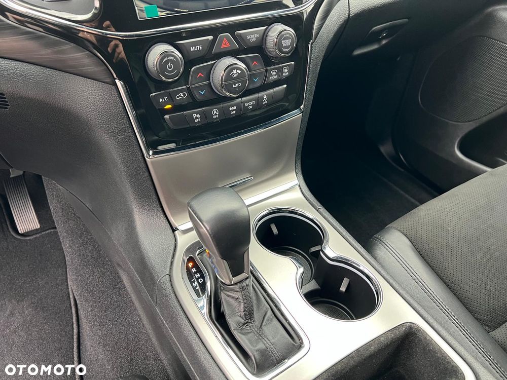 Jeep Grand Cherokee - 23