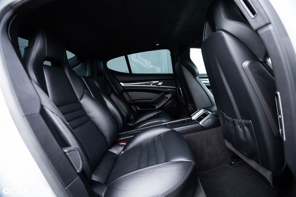 Porsche Panamera GTS PDK - 27