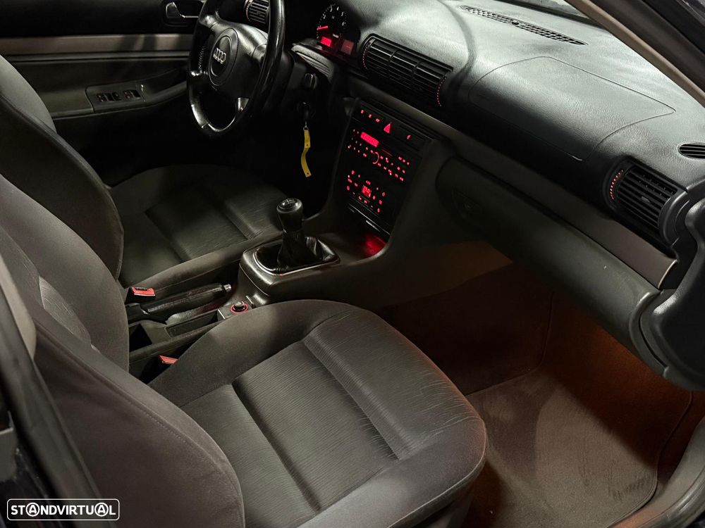 Audi A4 1.6 Confort - 9