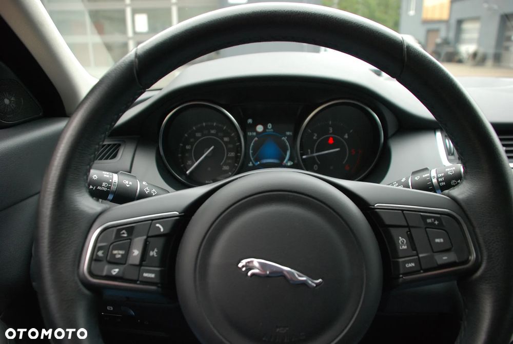 Jaguar E-Pace 2.0 i4D FWD R-Dynamic S - 11