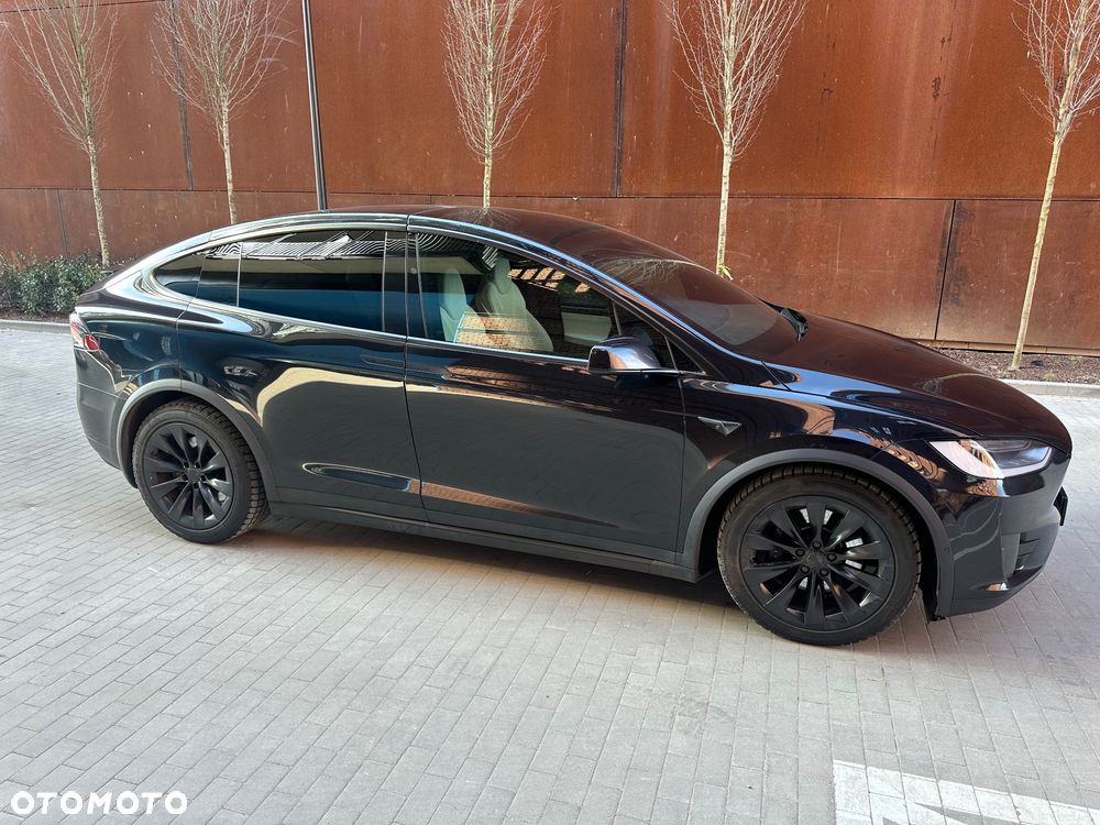Tesla Model X - 10