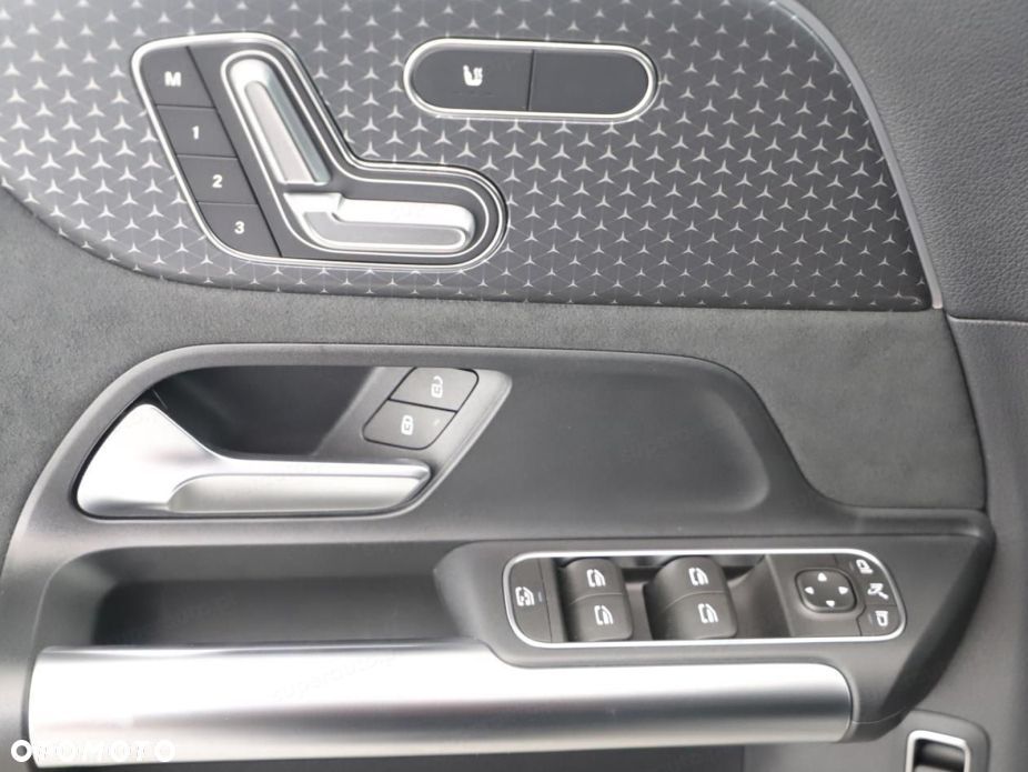 Mercedes-Benz GLA - 12