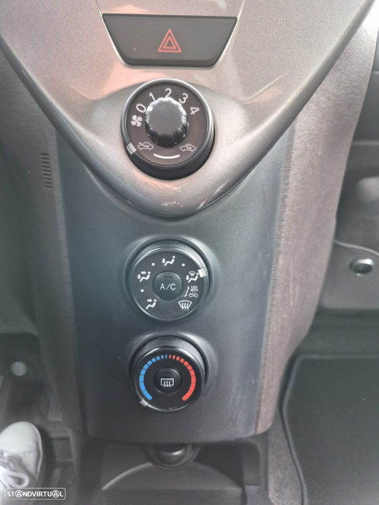 Toyota iQ 1.0 VVT-i Essential+AC - 17