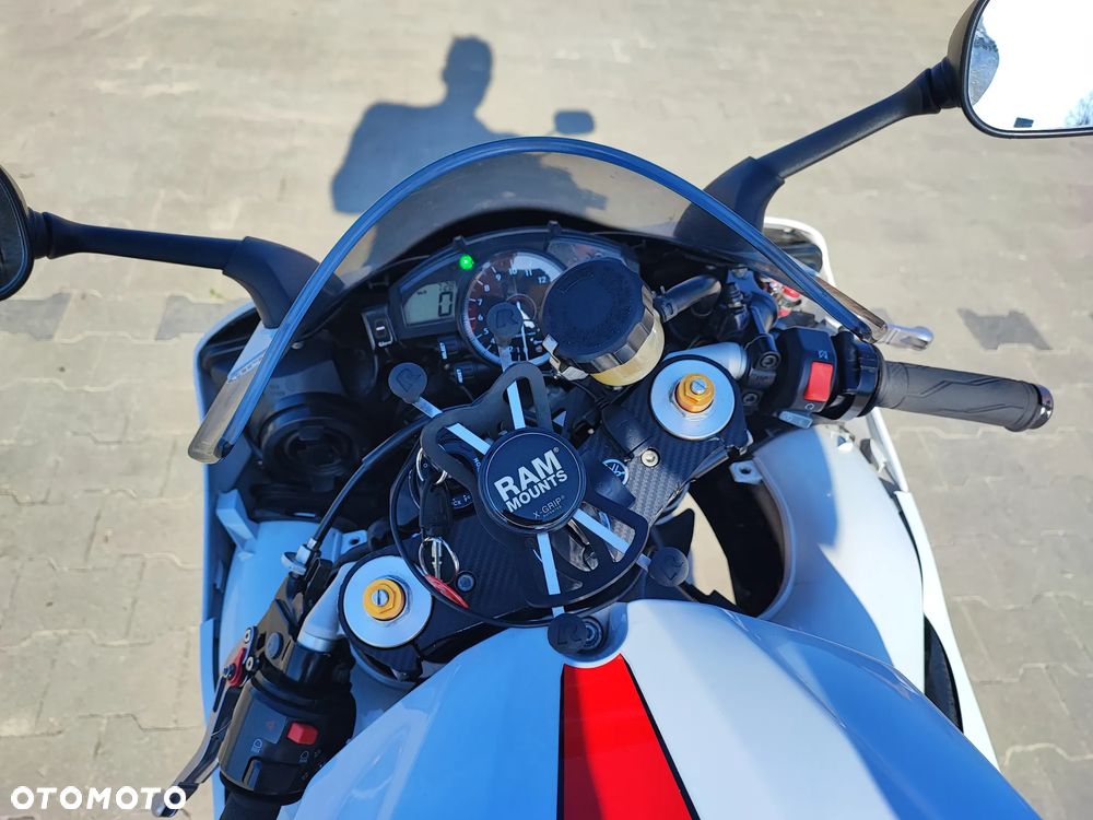 Yamaha R1 - 12