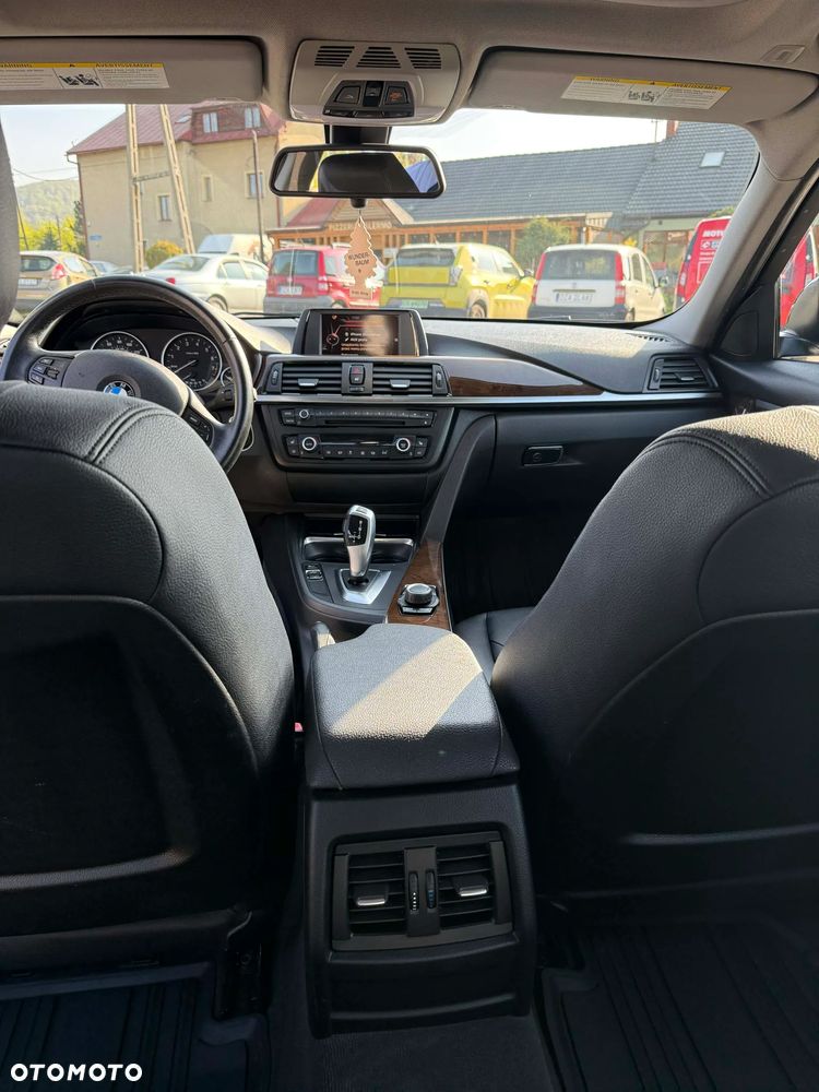 BMW Seria 3 320i xDrive - 10