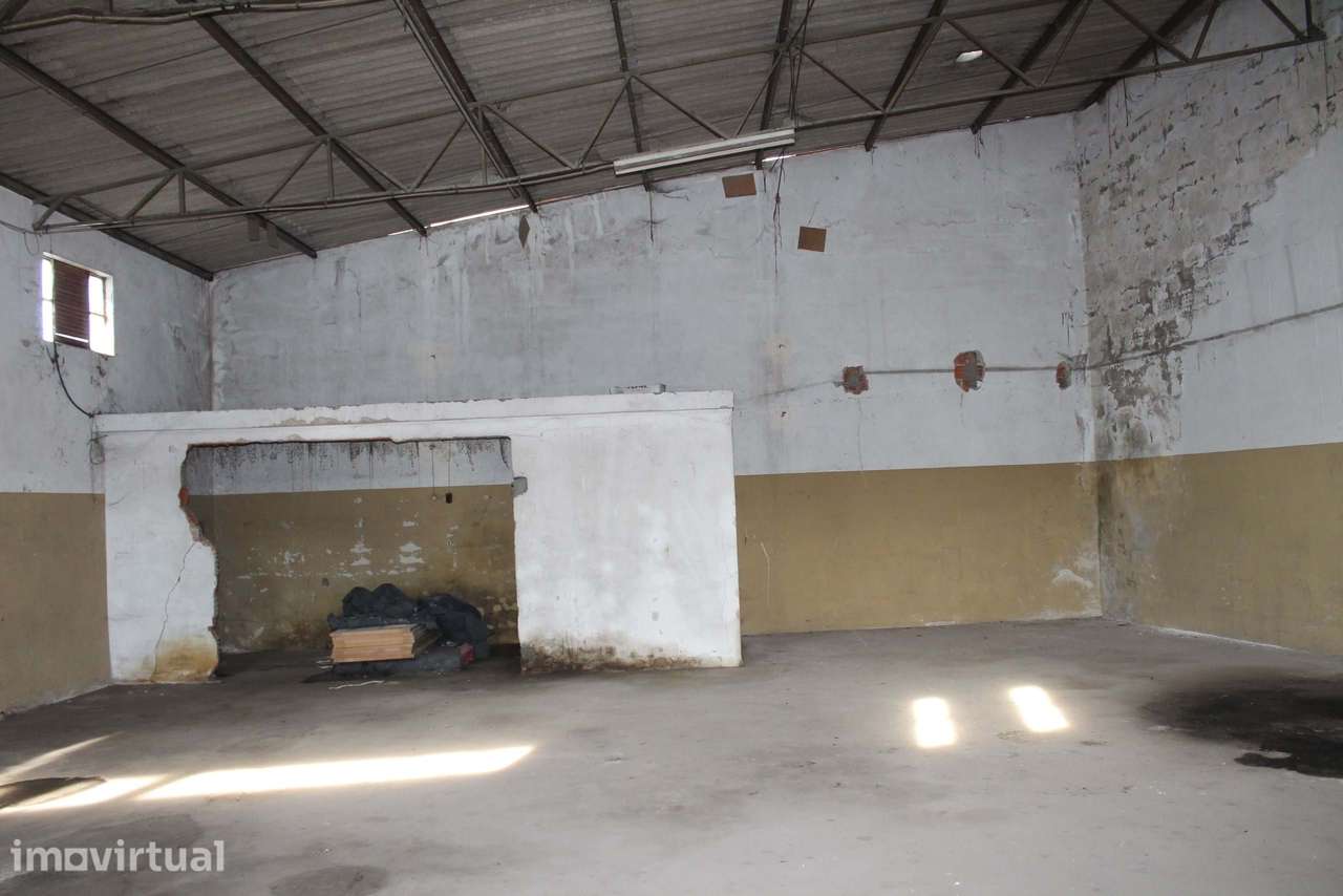 Armazém dentro da localidade com bons acessos - Grande imagem: 5/7
