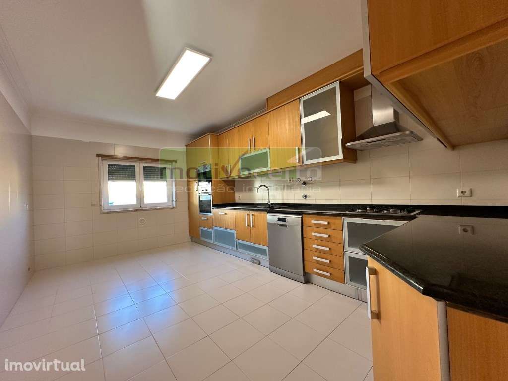 Moradia T4 com Sótão e Cave em Caparide, Cascais. Perto do Colégio ... - Grande imagem: 4/33