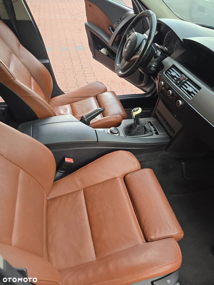 BMW Seria 5 525d - 27