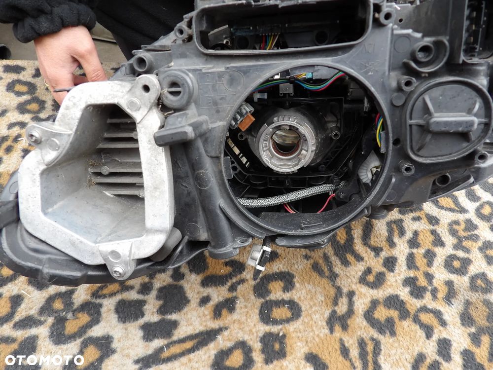 BMW - F10 - PRZED LIFT - XENON - SKRĘTNA - WYSZCZERBIONE SZKŁO - KLEJONA - UK - 7203254 - 9