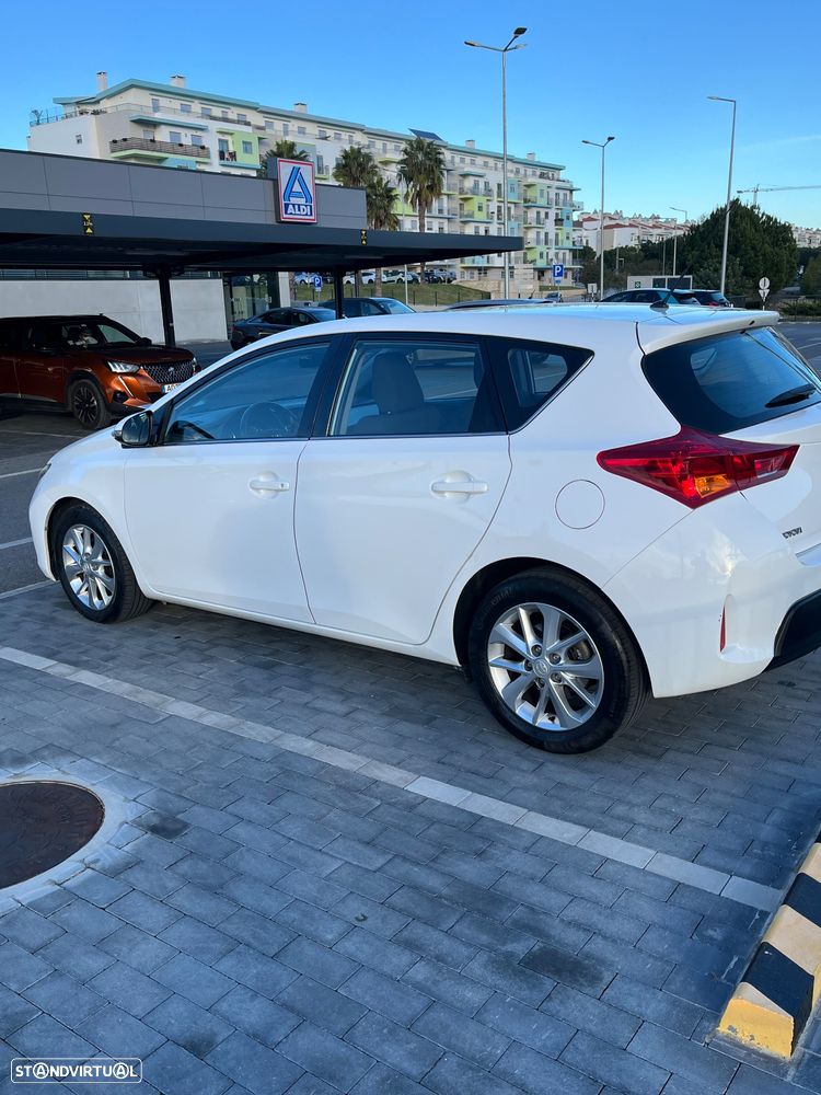 Toyota Auris 1.4 D-4D - 5