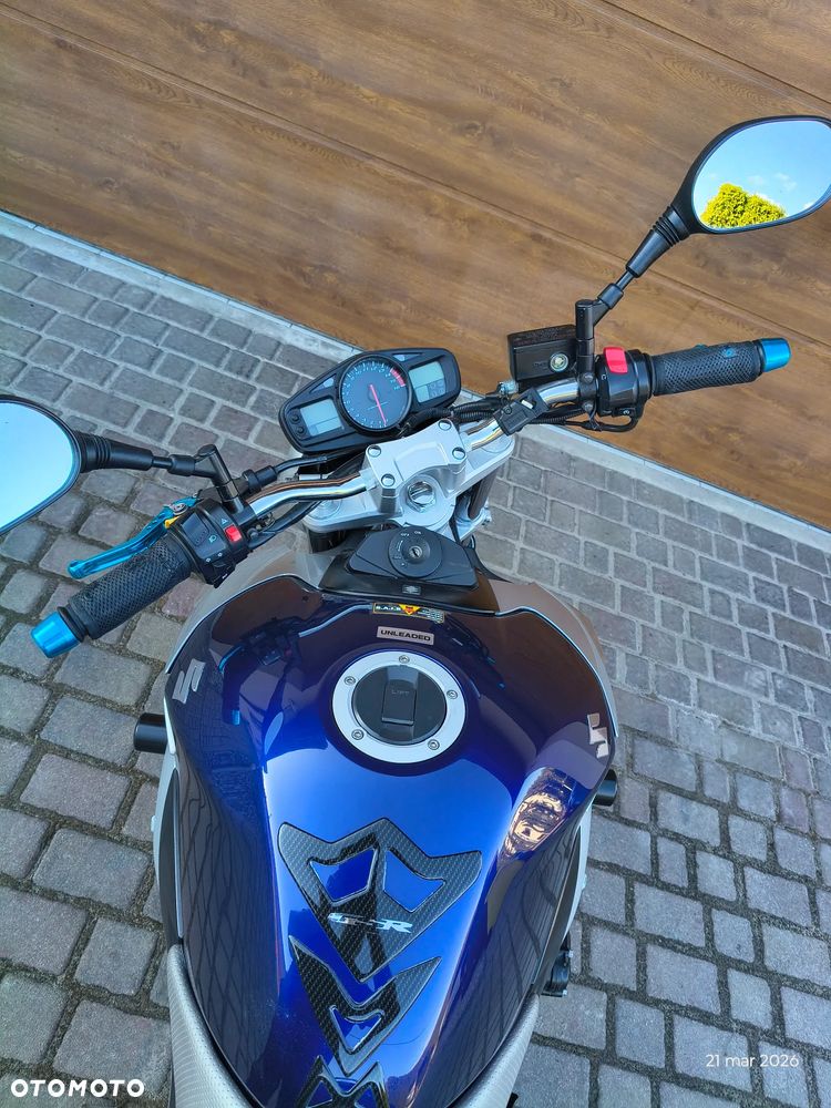 Suzuki GSR - 19