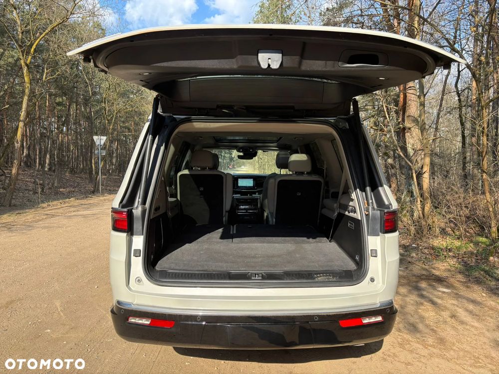 Jeep Wagoneer - 21