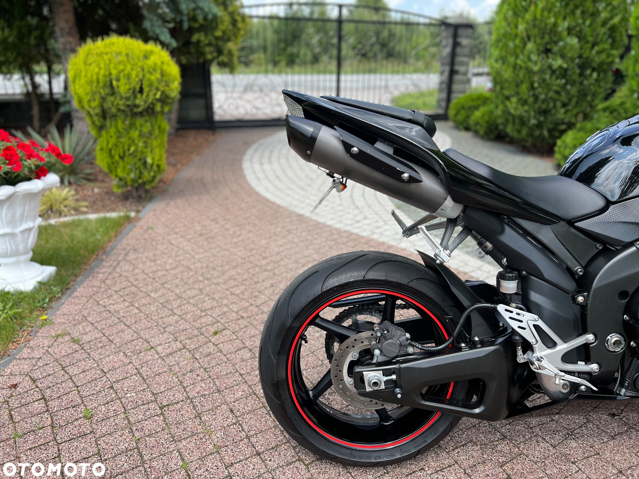 Yamaha R1 - 9