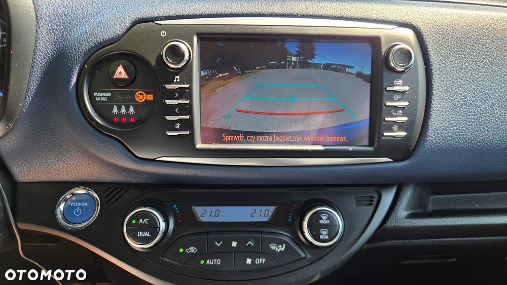 Toyota Yaris Hybrid 100 Selection - 8