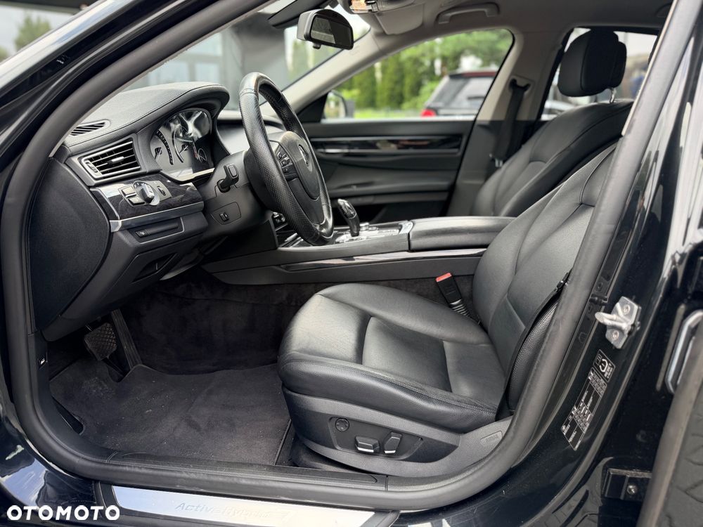 BMW Seria 7 750i - 16