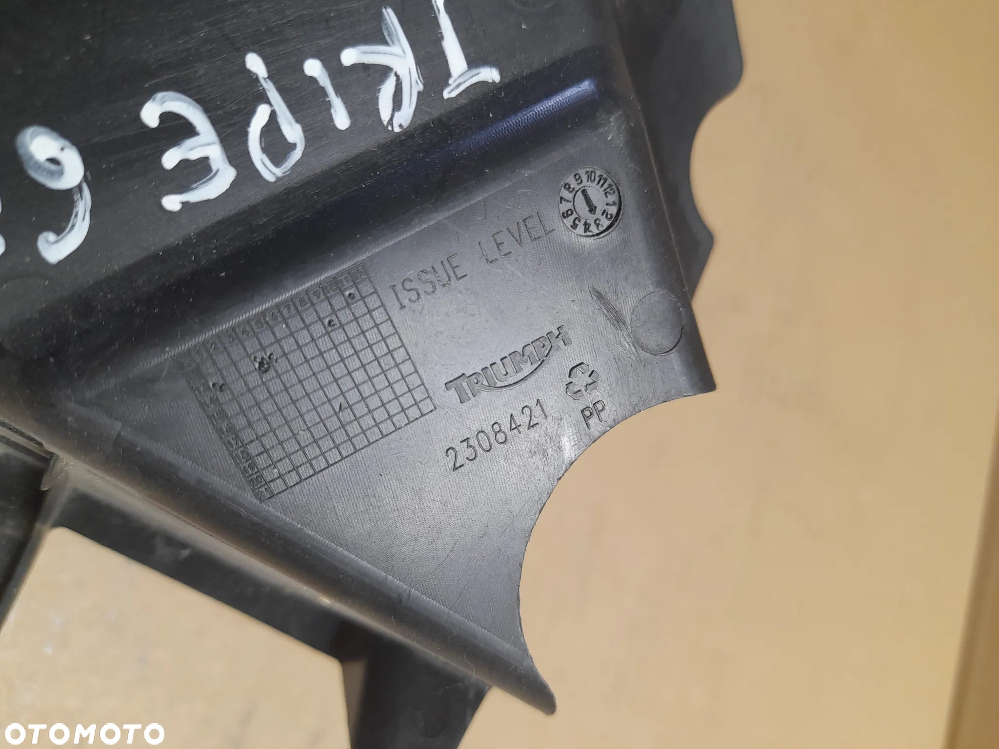 TRIUMPH STREET TRIPLE R 675 Osłona silnika 2308421 - 7