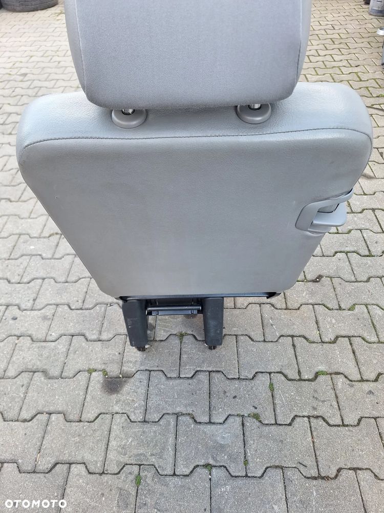 FOTEL KOZIOŁEK PRAWY KANAPA 2 RZĄD  - VW TRANSPORTER T5 CARAVELLE - 4