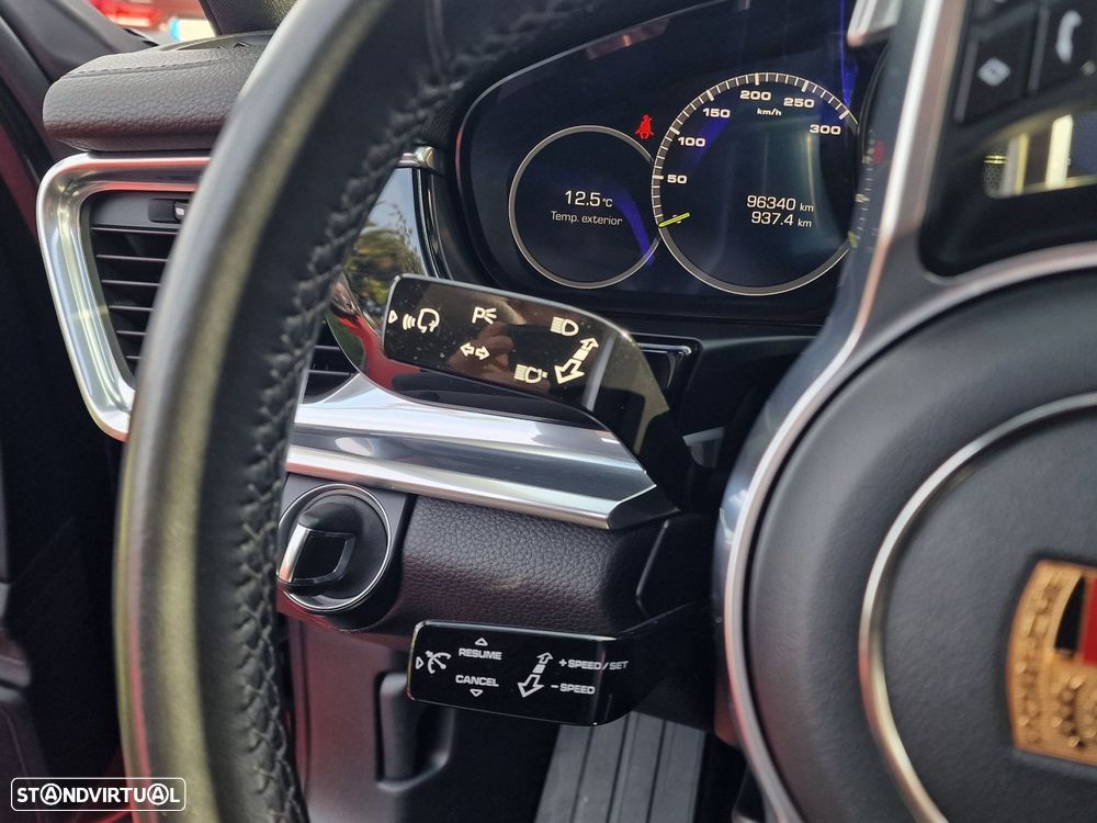 Porsche Panamera 4 E-Hybrid - 24