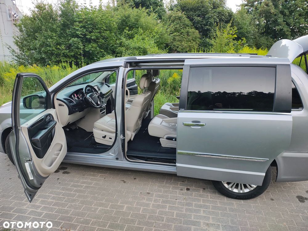 Chrysler Town & Country 3.6 Limited - 28