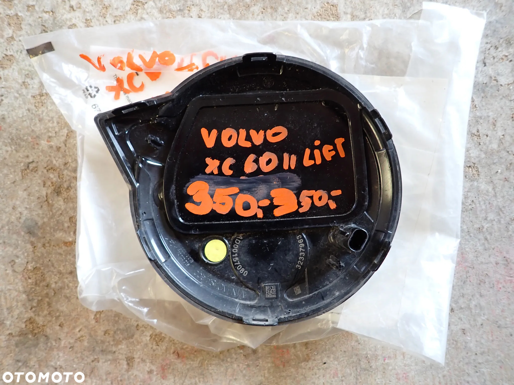 Volvo XC 60 II LIFT Emblemat Znaczek - 2