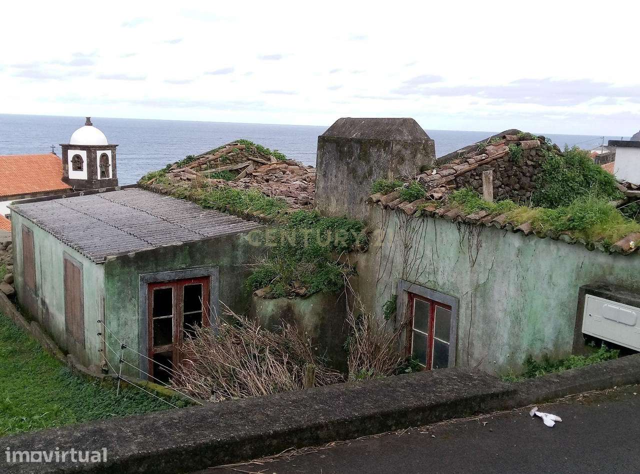 Ruina com Vista Panorâmica para o Mar na Ilha das Flores - Grande imagem: 2/6