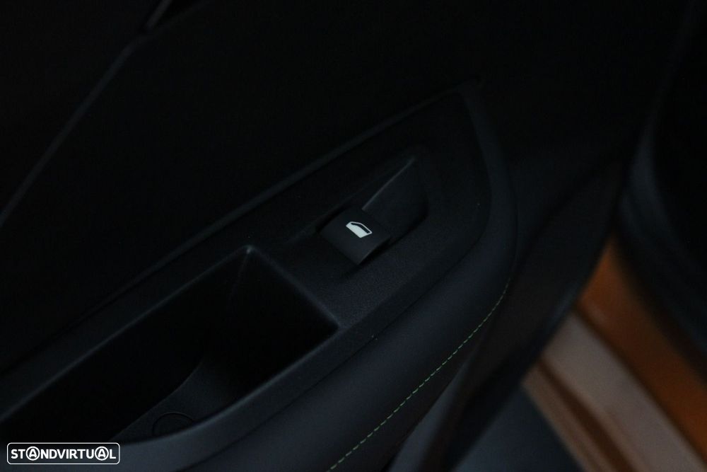 Peugeot e-2008 50 kWh GT - 38