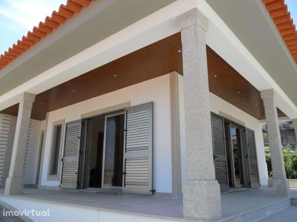 Moradia T3 Térrea 3 frentes P/ habitar - Duas Igrejas (Paredes) - C/ p - Grande imagem: 2/36