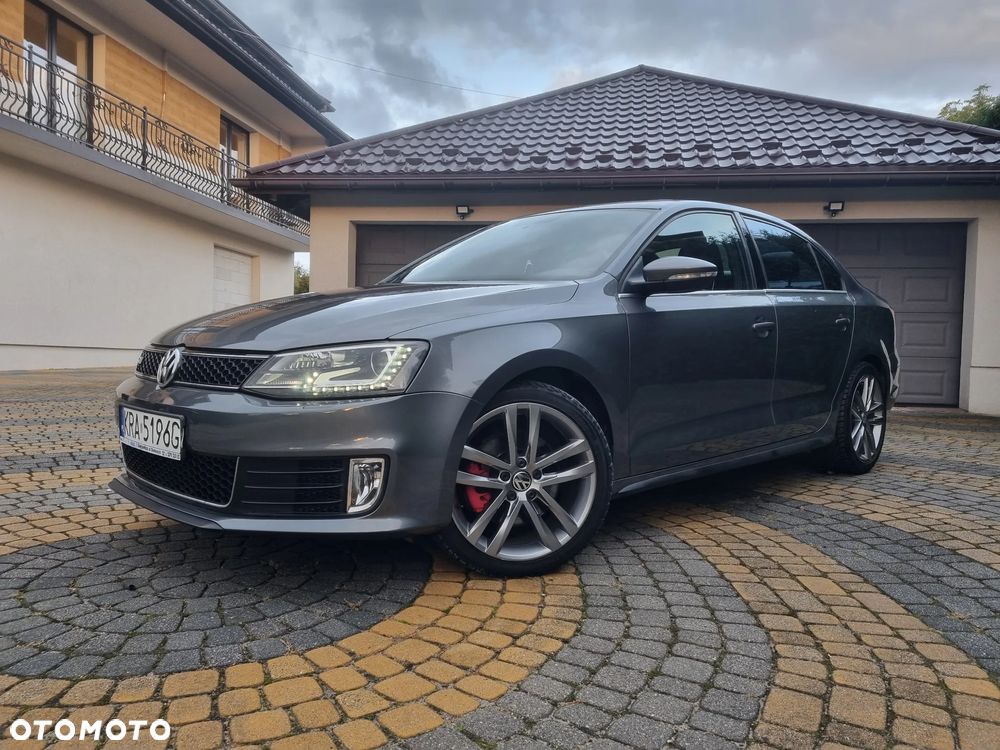 Volkswagen Jetta - 2