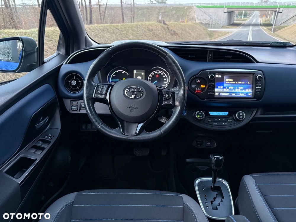 Toyota Yaris Hybrid 100 Selection Passion - 4