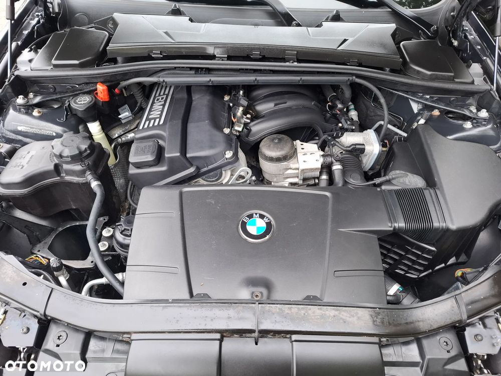 BMW Seria 3 318i Touring - 16