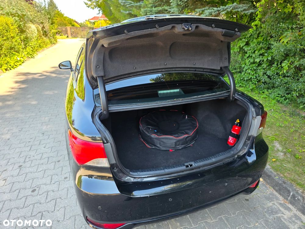 Toyota Avensis 1.8 Premium - 11