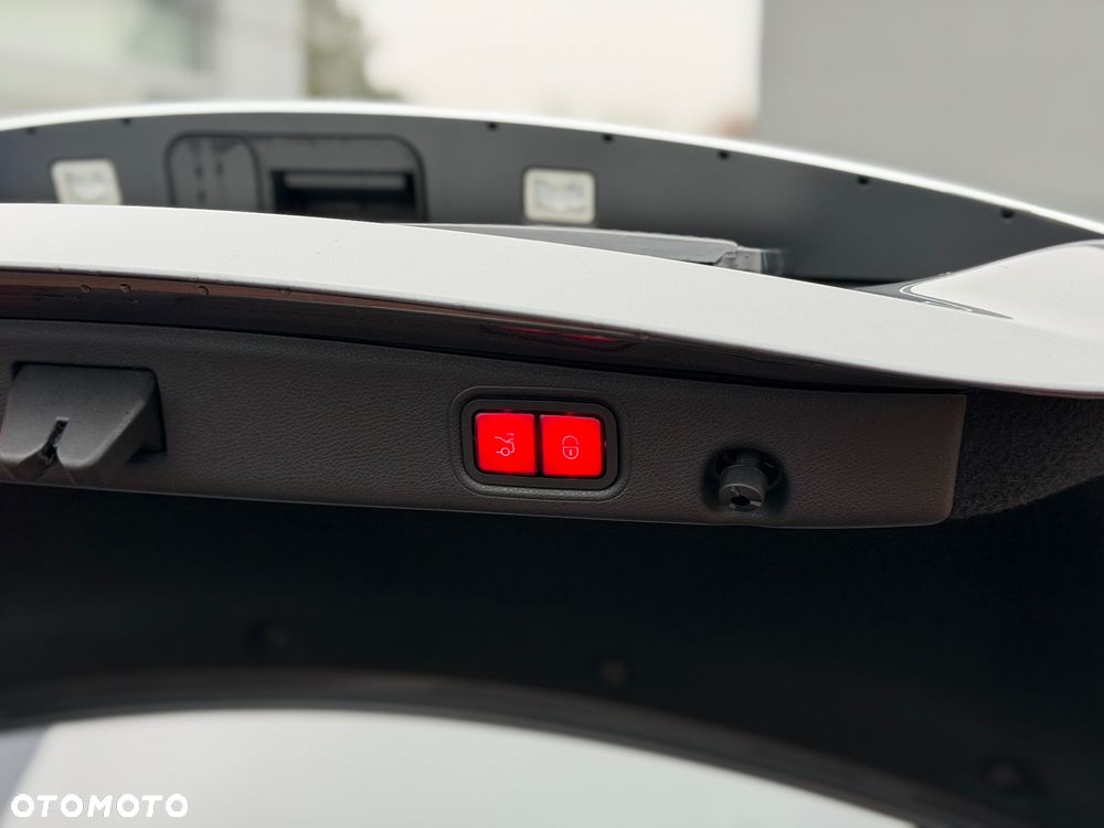 Mercedes-Benz Klasa E 200 4Matic 9G-TRONIC Exclusive - 13