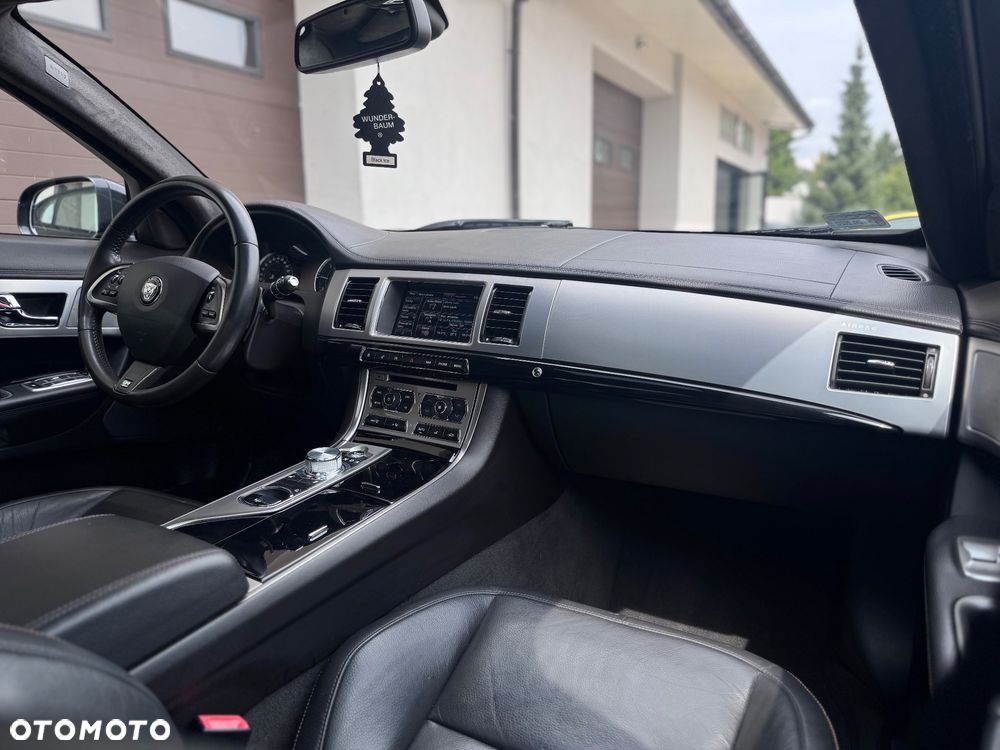 Jaguar XF 2.2 D R-Sport - 21